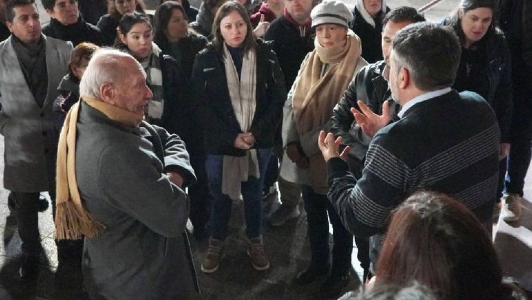 César Gass y Mariano Mansilla hablando con vecinos y damnificados de la Cooperativa 127 Hectáreas en la Catedral de Neuquén. César Gass y Mariano Mansilla hablando con vecinos y damnificados de la Cooperativa 127 Hectáreas en la Catedral de Neuquén.
