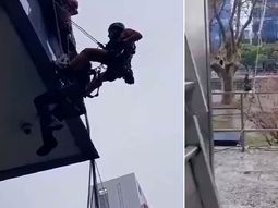 Bomberos del AMBA acudieron al rescate del trabajador que se encontraba atascado en el segundo piso de un conocido edificio de telefonía de Puerto Madero. Bomberos del AMBA acudieron al rescate del trabajador que se encontraba atascado en el segundo piso de un conocido edificio de telefonía de Puerto Madero.