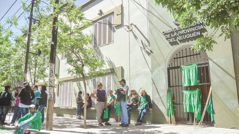 Los trabajadores permanecen fuera del edificio gubernamental.