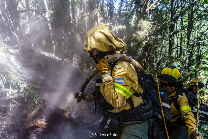 Cuerpo a cuerpo, la lucha contra los incendios en la Cordillera. Foto: @pnlanin Cuerpo a cuerpo, la lucha contra los incendios en la Cordillera. Foto: @pnlanin