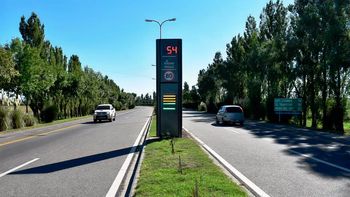 Los radares leen la velocidad con sensores colocados en el piso y toman la fotografía. Los radares leen la velocidad con sensores colocados en el piso y toman la fotografía.