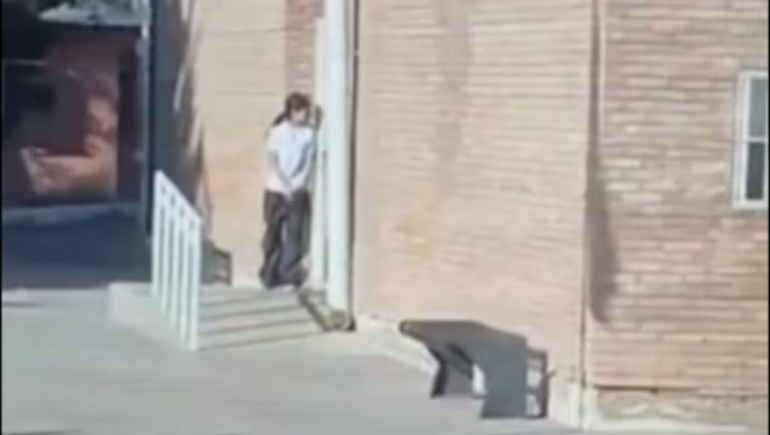 El violento momento en que la menor efectuó los disparos quedó registrado por los alumnos previo a la evacuación.