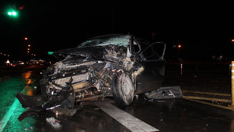 Chocó contra dos autos estacionados en un semáforo sobre la Ruta 7