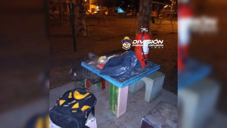 Robaron dos matafuegos y lo festejaron en una plaza