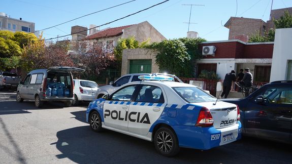 Los policías fueron los primeros en ingresar a la casa para verificar que no estuvieran los ladrones.