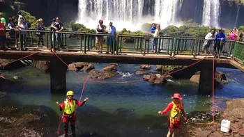 Voluntarios realizaron un operativo especial de limpieza en las Cataratas del Iguazú. Voluntarios realizaron un operativo especial de limpieza en las Cataratas del Iguazú.
