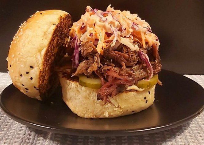 Bondiola de cerdo ahumada en pan brioche de masa madre - Willi Kuk.