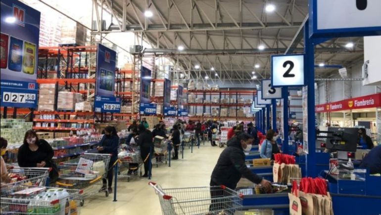 Los asaltantes irrumpieron súbitamente cuando los empleados se preparaban para cerrar y en cuestión de minutos vaciaron las cajas del hiper de Comodoro Rivadavia (foto ilustrativa). 