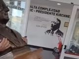 Santa Cruz: retiran busto de Néstor Kirchner del Hospital SAMIC de El Calafate.
