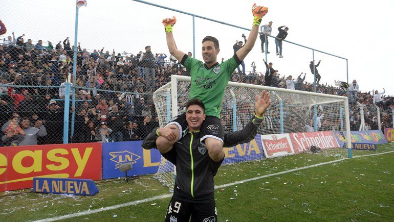 Matías Alasia festeja con el Tuti Del Prete.