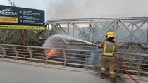 Bomberos de Cipolletti combaten un incendio de pastizales en la zona de los puentes / Foto