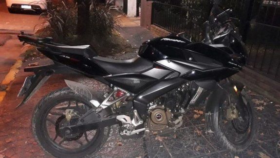 El ladrón, junto con un cómplice, le estaba robando a una vecina.