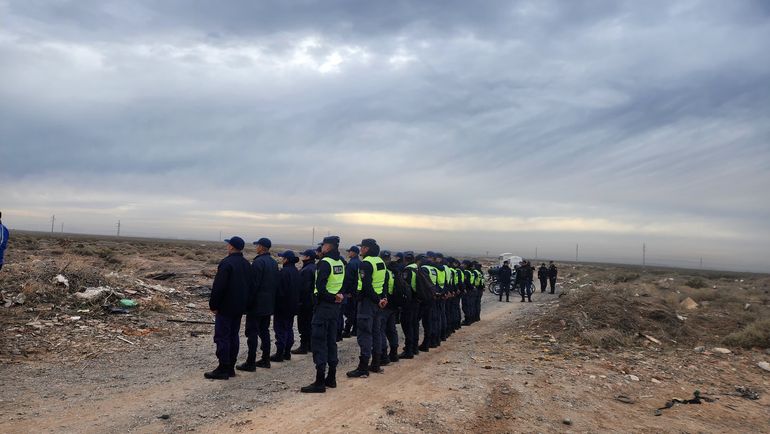 La Policía continúa con los rastrillajes en la zona de la meseta de Neuquén. La Policía continúa con los rastrillajes en la zona de la meseta de Neuquén.
