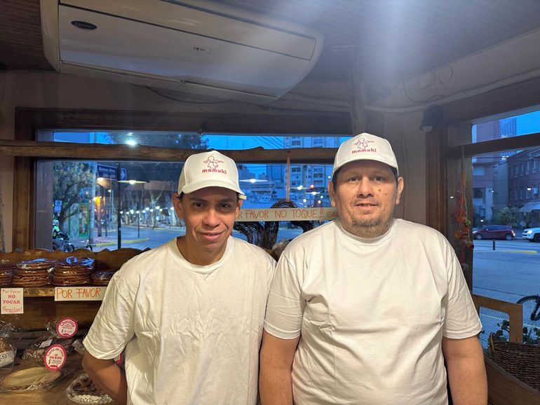  Desde el inicio de sus actividades los hornos de Mamuki nunca se apagaron. César y Julio son los responsable del turno noche. “Nosotros siempre trabajamos las 24 horas con tres turnos rotativos
