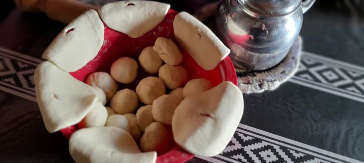 Mientras hablamos no para de hacer cosas, prepara el mate, comienza a amasar para hacer las tortas fritas. Foto: gentileza. Mientras hablamos no para de hacer cosas, prepara el mate, comienza a amasar para hacer las tortas fritas. Foto: gentileza.