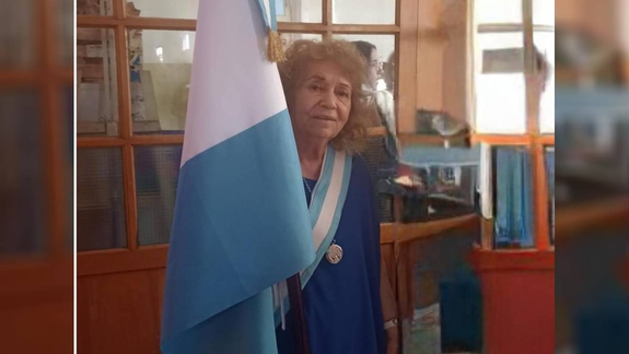 Mirtha, con la bandera nacional en la escuela 61, donde terminó la primaria.