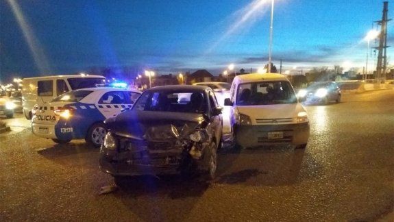 Choque entre un auto y una camioneta en acceso a Alta Barda