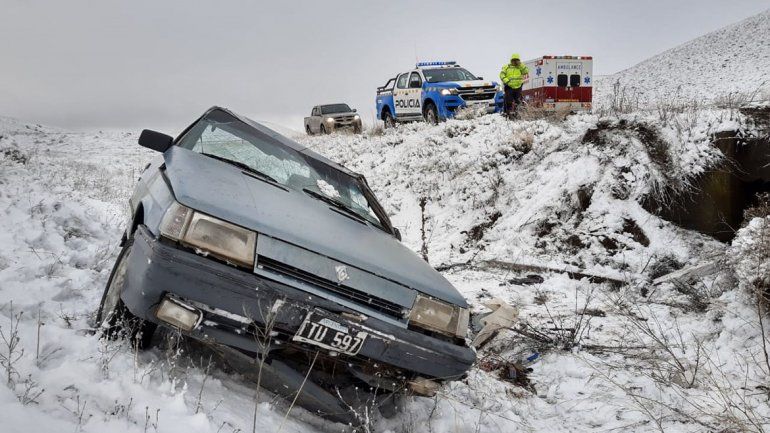 El hielo y la nieve le hicieron perder el control de su auto y terminó volcando en la Ruta 40