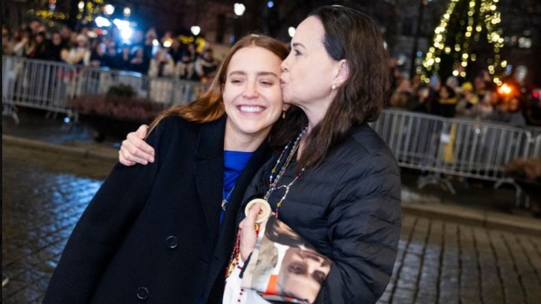 María Corina Machado junto a su hija, a quien no veía hace unos dos años. Foto: Jo Straube / @NobelPrize | LM Neuquen María Corina Machado junto a su hija, a quien no veía hace unos dos años. Foto: Jo Straube / @NobelPrize