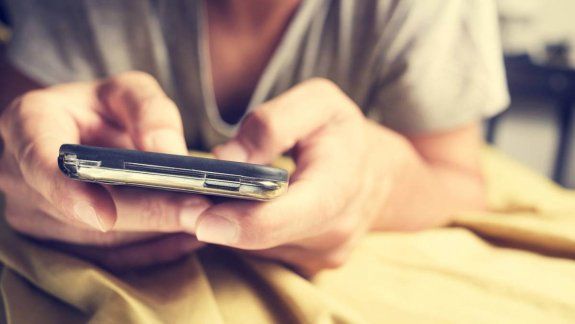 Va preso por revisarle los mensajes del celular a su ex