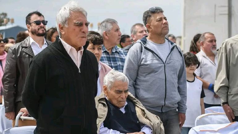 Don Hipólito Bastías y sus hijos, durante el homenaje que recibió el policía en Neuquén. Don Hipólito Bastías y sus hijos, durante el homenaje que recibió el policía en Neuquén.