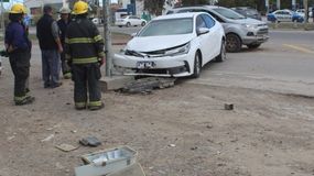 Una conductora chocó contra las luminarias de la ruta 7