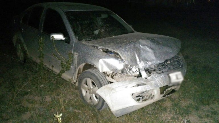 El VW Bora del juez quedó con el frente destruido. Los airbags se activaron como consecuencia del impacto.