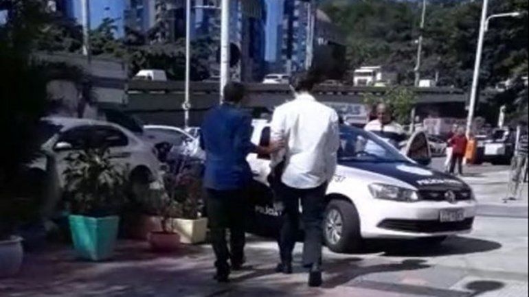 El hombre fue detenido: su salvaje accionar quedó filmado en un video.