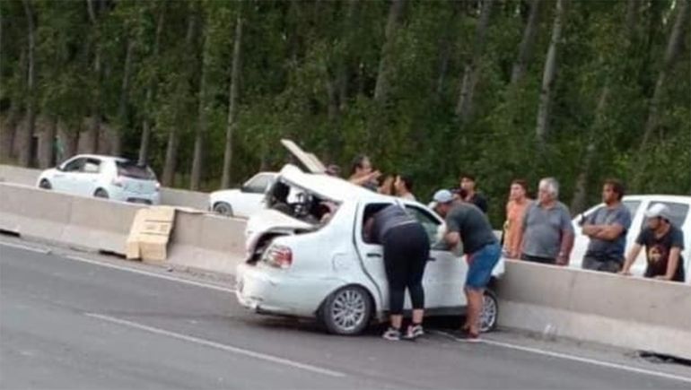 Lo chocaron desde atrás y se incrustó contra el muro que divide la Ruta 22