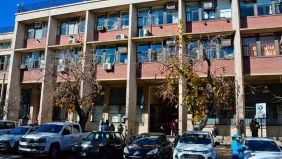 Autorizan a quitarse las mamas a adolescente trans
