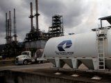 Foto de archivo referencial. Un tanque de combustible con el logo de Petroecuador en el complejo refinador estatal ecuatoriano de Esmeraldas, Ecuador, 15 de agosto de 2017. REUTERS/Daniel Tapia