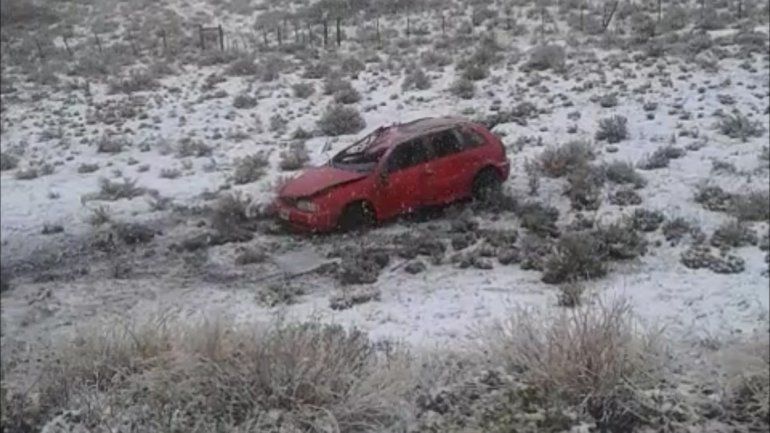 Perdió el control de su auto por la presencia de la nieve y el hielo