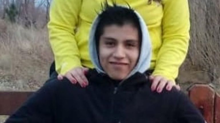 Lucha por su vida: joven reparaba un celular en Varvarco y se prendió fuego