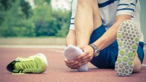 Durante la actividad, el atleta aumenta la sudoración. Se recomienda usar zapatillas acorde a la horma del pie. Lo mejor es utilizar medio talle más en el calzado.