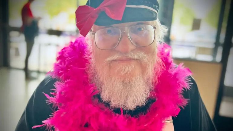 George R. R. Martin se vistió de rosa para ver Barbie