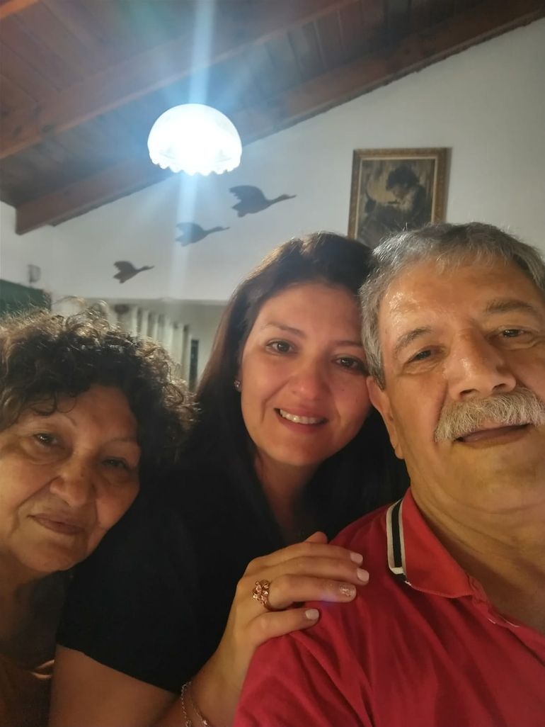 Romina junto a sus padres. La joven decidió no participar de la charla porque se encuentra haciendo reposo tras una intervención. 