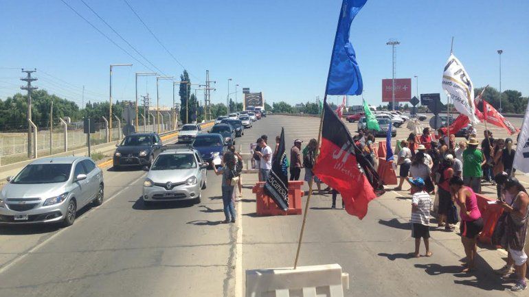 Militantes K levantaron la protesta en los puentes