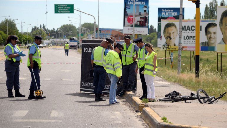 El cadáver del ciclista quedó tirado sobre la Ruta 22 y la bicicleta