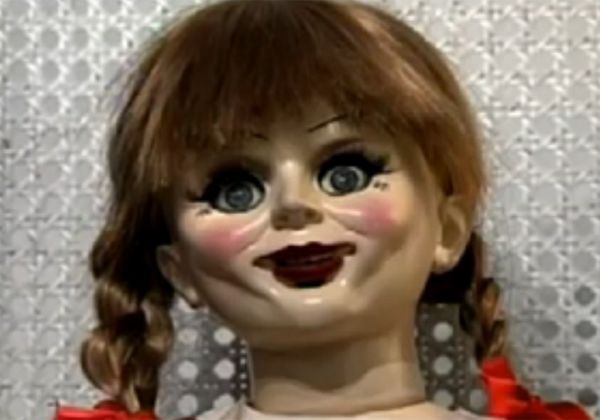 Una muñeca diabólica cobra vida para asustar a la gente