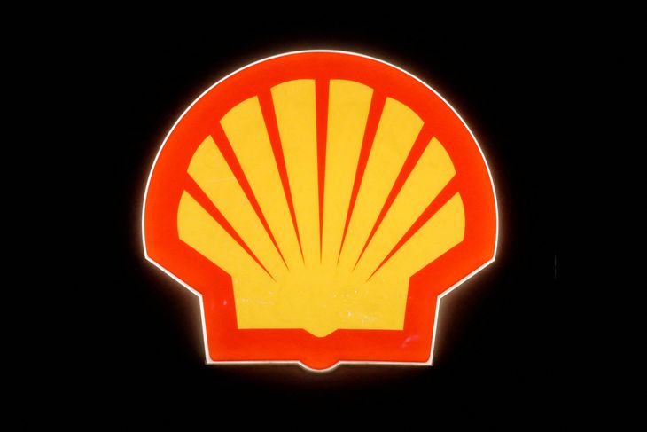 FOTO DE ARCHIVO. Un tablero con el logotipo de Shell en la estación de combustible de la compañía en San Petersburgo