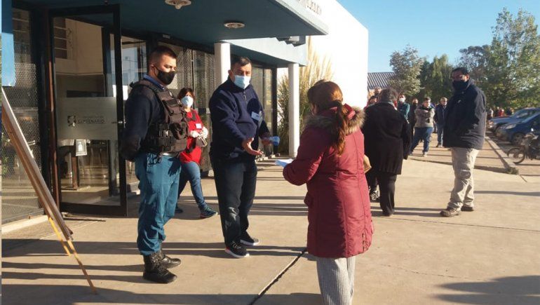 ¡Me vacunan hoy, soy personal de riesgo!: el escándalo de una docente a los gritos en Centenario