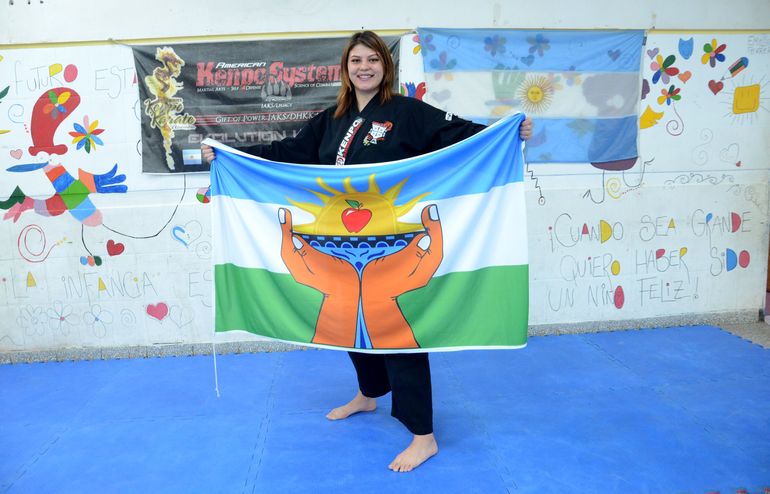 Florencia junto a la bandera de Centenario que le regalaron en su escuela. Florencia junto a la bandera de Centenario que le regalaron en su escuela.