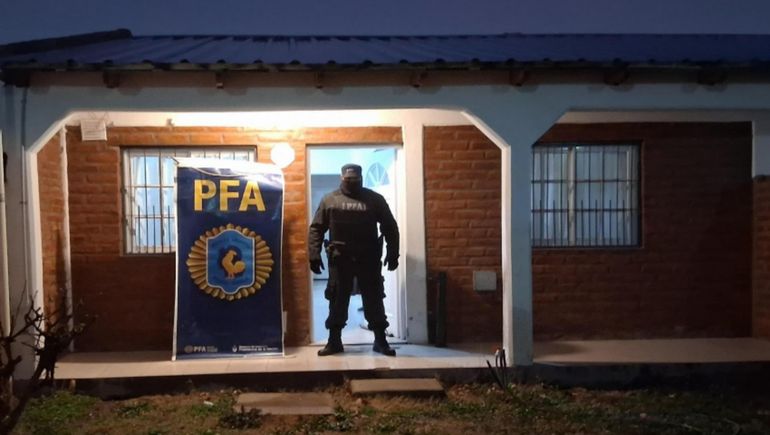 Cayó una red de narcotráfico y distribución de imágenes de abuso sexual infantil que operaba desde la cárcel