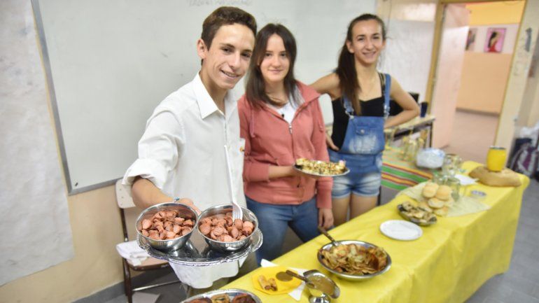 En el CPEM 12 los chicos apostaron al negocio gastronómico.