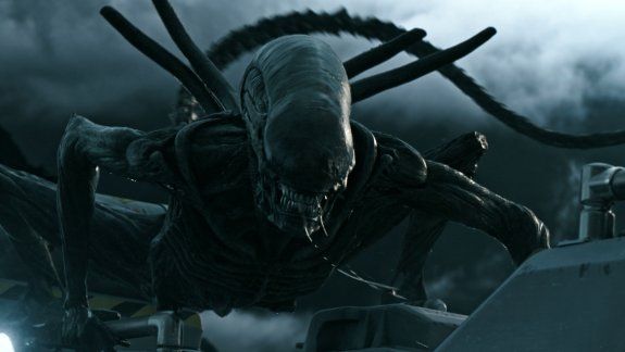 El film es la precuela de la original Alien, el octavo pasajero y se ubica inmediatamente después a Prometheus (2012).