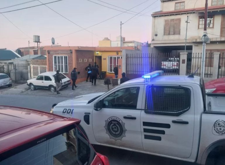 Uno de los allanamientos de la policía de Santa Cruz en Caleta Olivia, luego del tiroteo entre bandas por el que fue detenido Kevin Quiroga. Uno de los allanamientos de la policía de Santa Cruz en Caleta Olivia, luego del tiroteo entre bandas por el que fue detenido Kevin Quiroga.