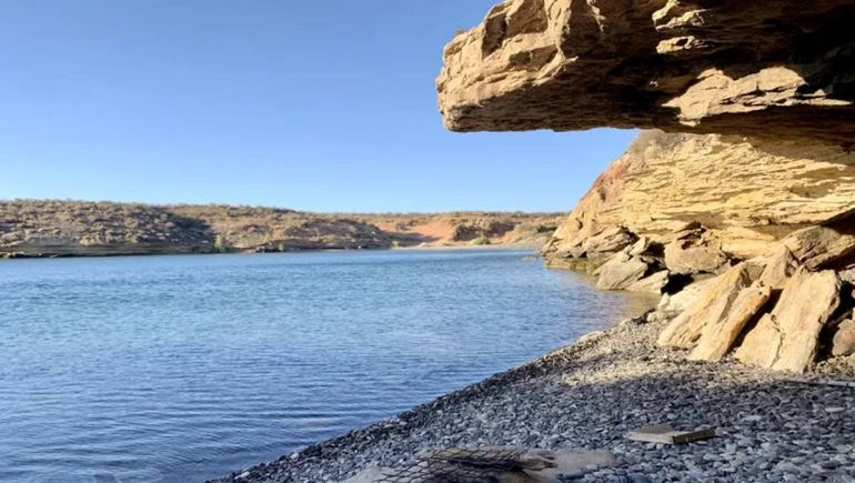 El derrumbe de un acantilado casi le cuesta la vida a una mujer.&nbsp;
