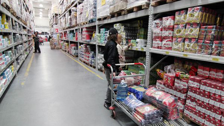 La venta de mercaderías ilegales expone a los consumidores a productos sin garantía ni certificaciones. La venta de mercaderías ilegales expone a los consumidores a productos sin garantía ni certificaciones.