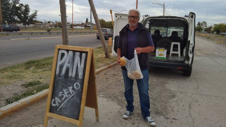 Carlos vende pan casero en la calle.&nbsp;