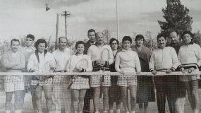 Entusiastas neuquinos en el primer club de tenis que tuvo Neuquén (Gentileza: familia Arabarco)
